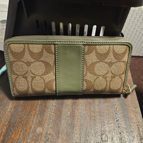 Coach Signature Accordion Zip Wallet Like New! - Picture 2 of 10